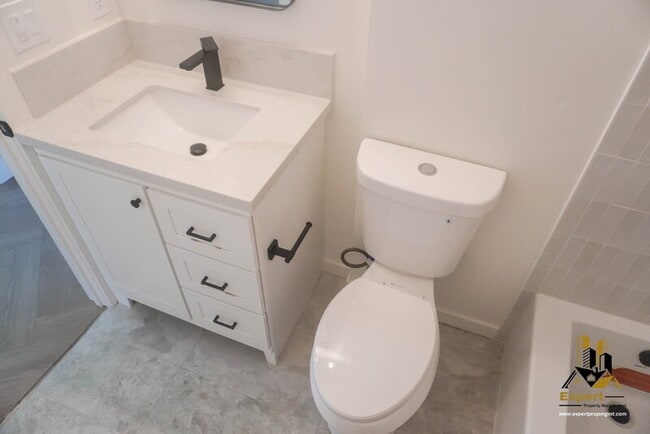 Building Photo - 125 B St