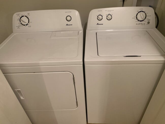 Building Photo - Historic Lincolnville Roommate-Ready Apartment!