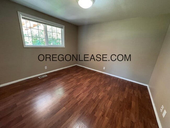 Building Photo - Large 5 bedroom North Eugene Home with lar...