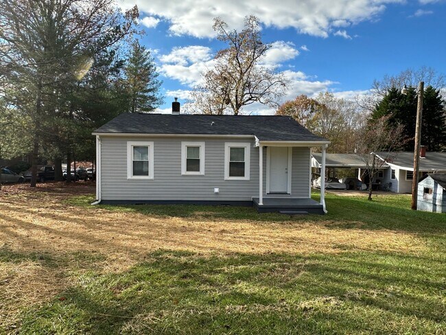 Building Photo - Charming Two Bedroom Home