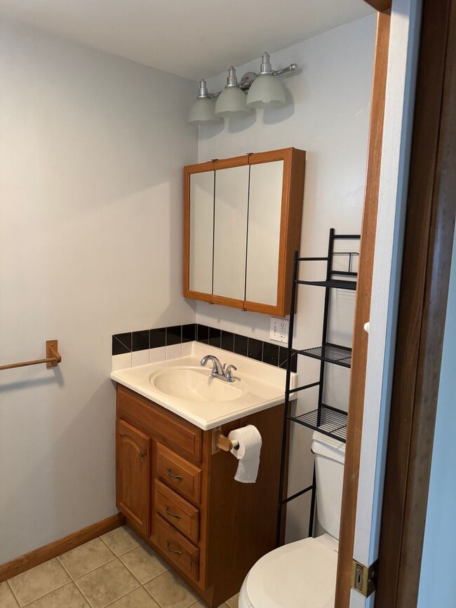 Building Photo - 2 bedroom 1 bath second floor unit