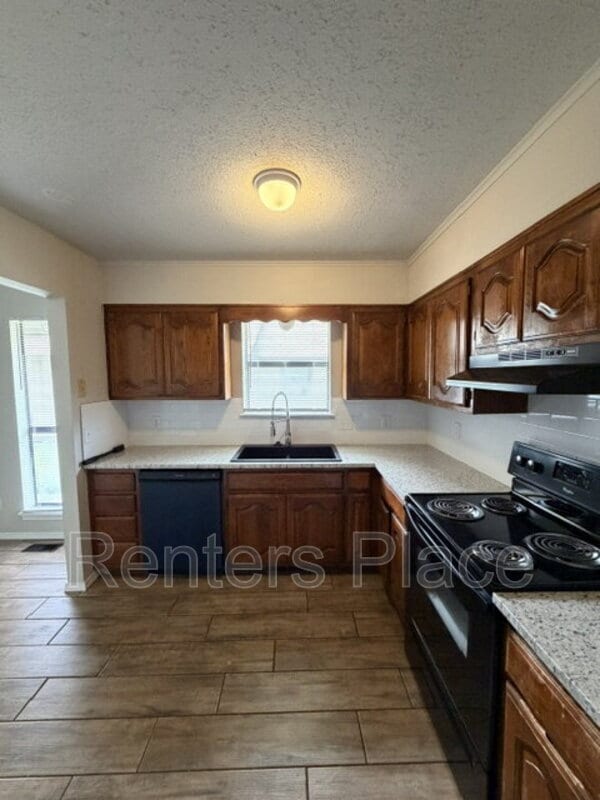Building Photo - 1548 E 74th St