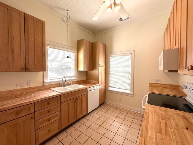 Building Photo - Historic Beauty in the Heart of Downtown Fernandina!