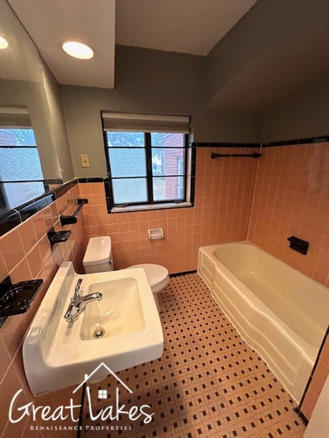 Building Photo - Cozy 2 Bedroom 1 Bathroom now available fo...