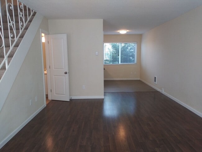 Building Photo - Better than Cool TH in Creston-Kenilworth