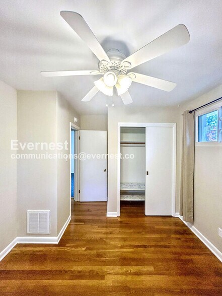 Building Photo - 2116 Oakwood Ln