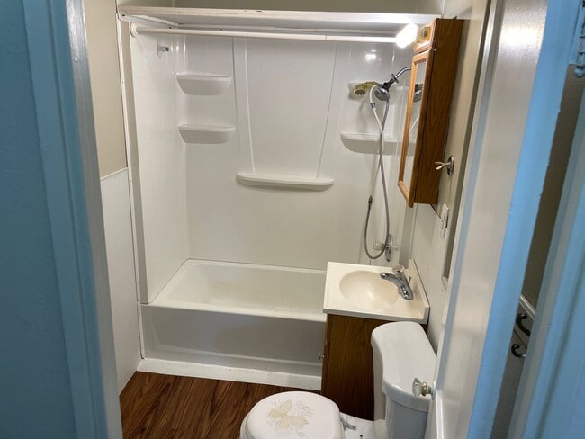 Building Photo - 2 Bedroom/1 Bathroom Home For Lease