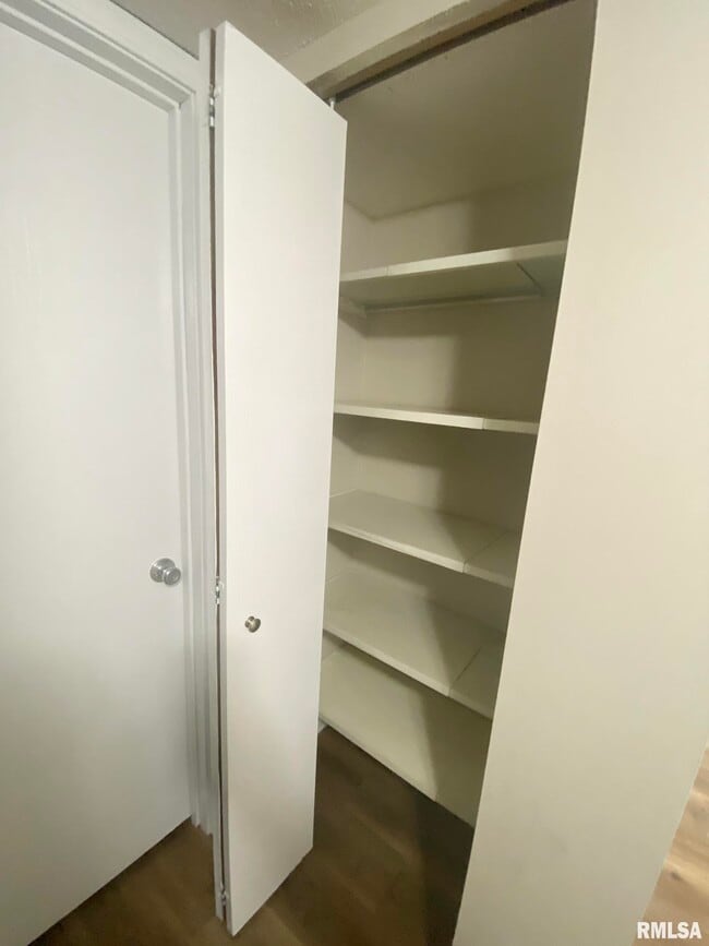 Building Photo - 5905 W Ridgecrest Dr