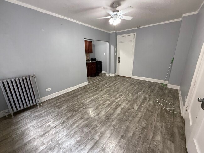 Building Photo - 6930 N Greenview Ave