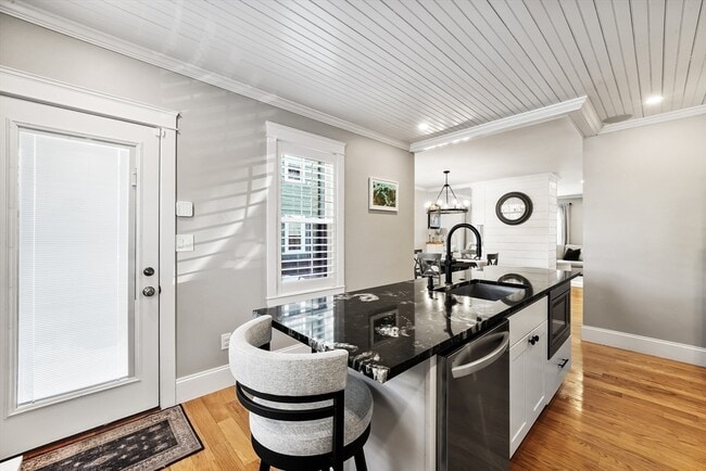 Building Photo - 814 Main St