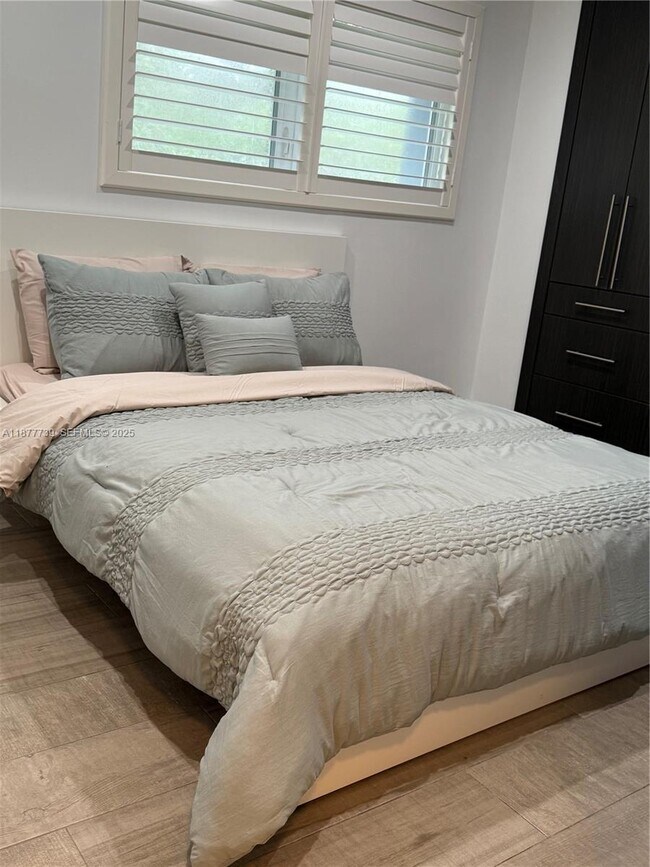 Building Photo - 3231 Salzedo St