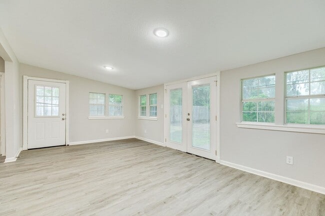Building Photo - Recently Renovated 4-Bedroom Home with Mod...