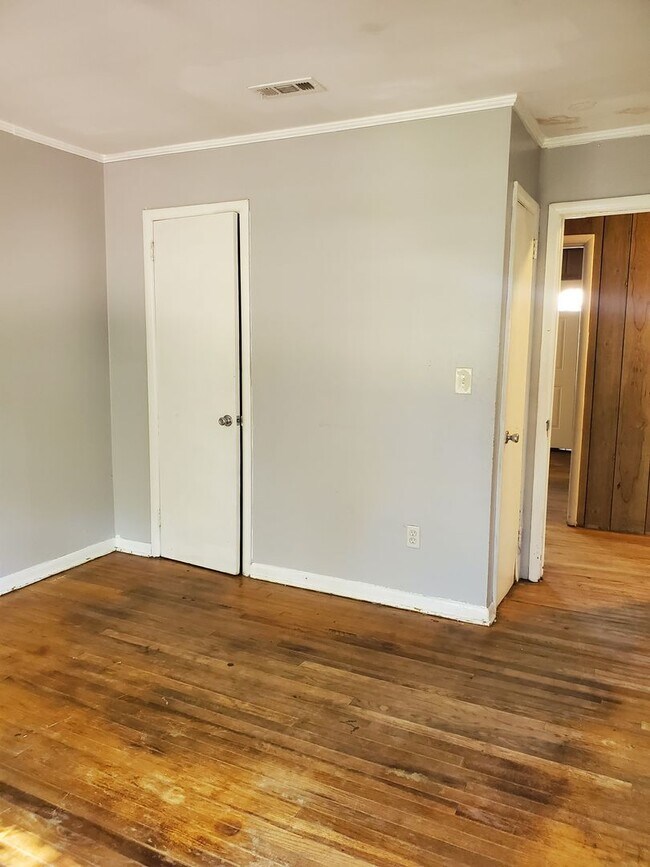 Building Photo - 710 Linwood Ave