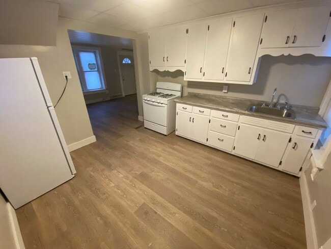 Building Photo - HEAT & ELECTRIC INCLUDED! 1 Bed 1 Bath Lower Unit