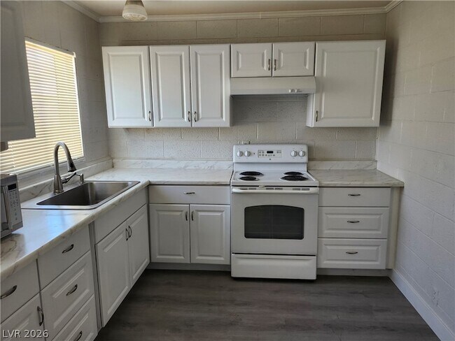 Building Photo - 4624 Evergreen Pl