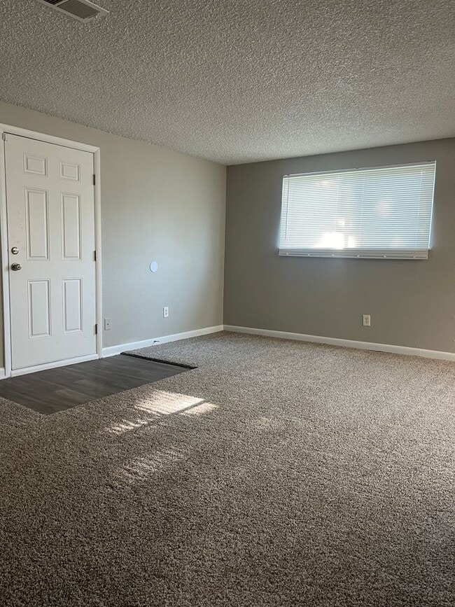 Building Photo - 3 Bedroom 2 Bathroom Condo in Applewood-Move in Ready!