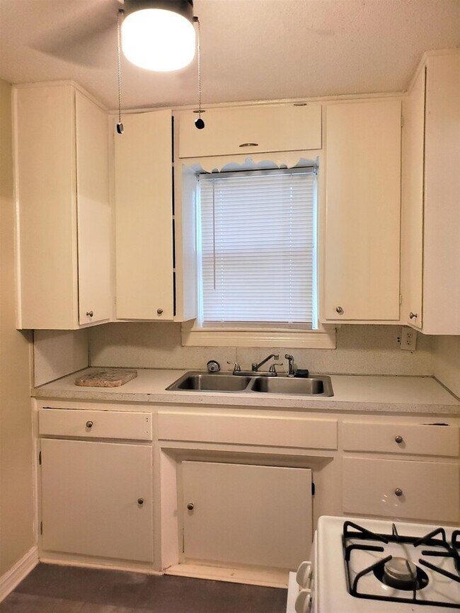 Building Photo - 1 BED 1 BATH DOWNSTAIRS GARAGE APT IN CAPITAL HILL AREA