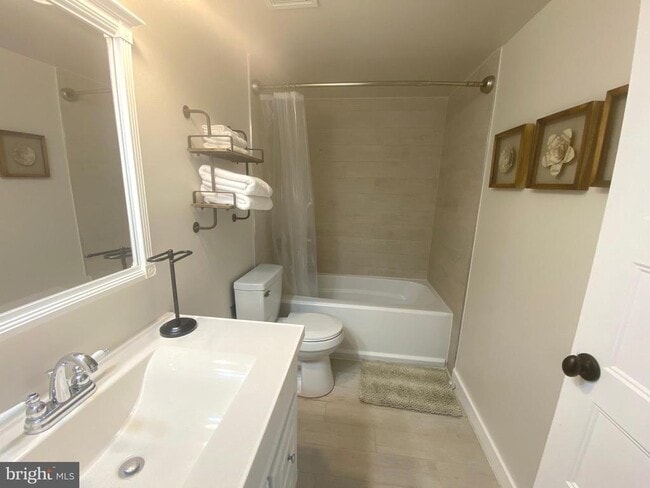 Building Photo - 3550 Bay View Dr