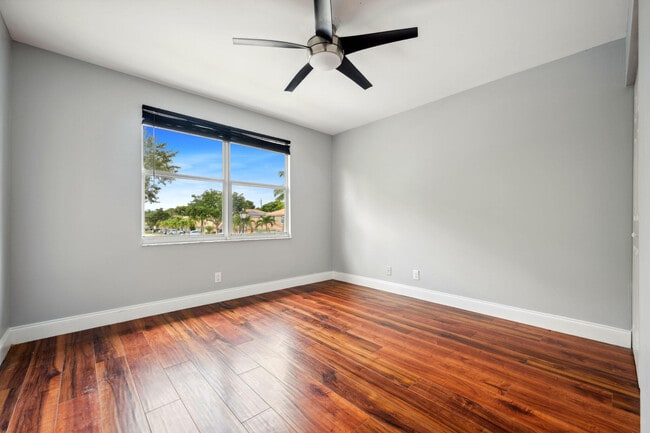 Building Photo - 3460 Commodore Ct