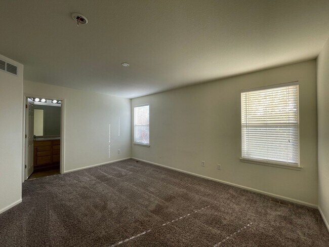 Building Photo - 3Bed 3Bath Home In Erie Available July!