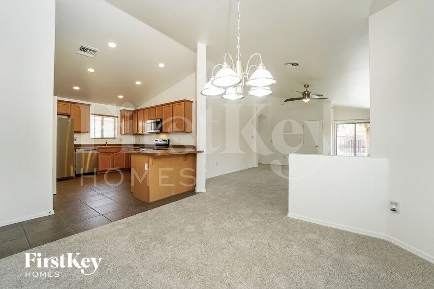 Building Photo - 8711 N Moonfire Dr