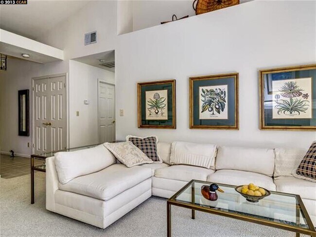 Building Photo - 631 N Villa Way