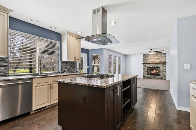 Building Photo - Parkside Paradise: Spacious 5-Bed Luxury in Hobble Creek