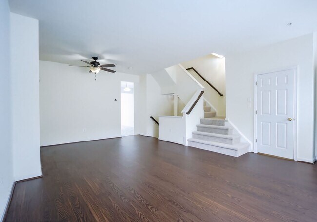 Building Photo - Lovely 3 BR/2 Full BA 2Half BA Townhome in...