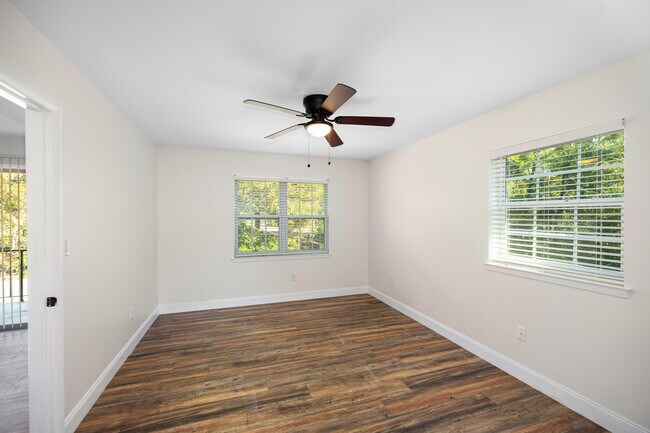 Building Photo - 115 Country Club Dr