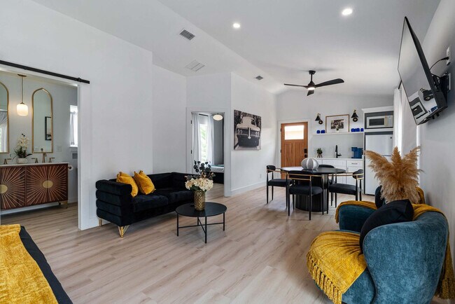 Building Photo - 30 W Castillo Dr