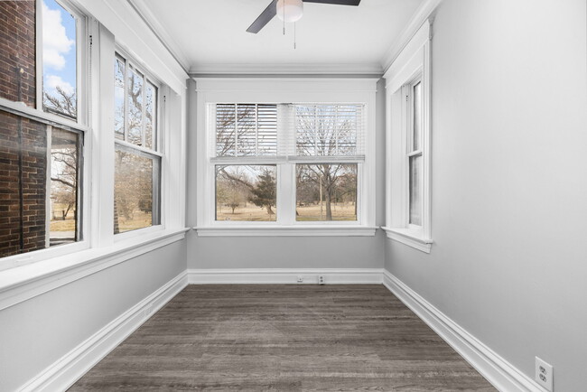 Bonus room with 3 walls of windows and view of TGP - 4612 Arsenal St