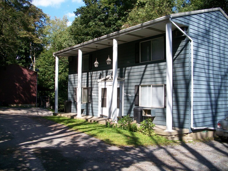 Old photo. Exterior has been painted a light cream color.206 Chateau Lane, Butler Pa for rent - 206 Chateau Ln