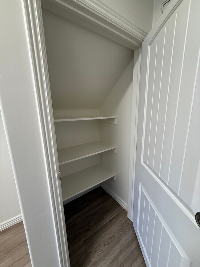 Building Photo - Remodeled 3 Bed / 2.5 Bath Townhome in Great Location