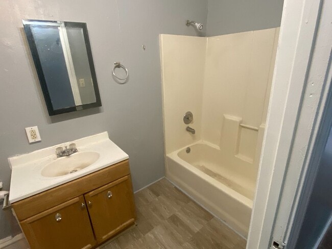 Building Photo - Spacious 2BR/1BA SFH in Benton Park West