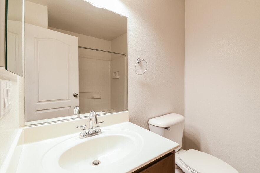 Building Photo - 1126 E Daniella Dr