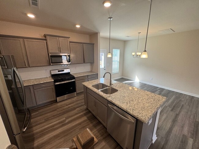 Building Photo - Stunning 3BR 2.5BA Townhome in Jamestown