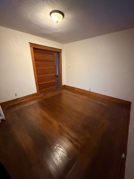 Main bed - 1910 Lasalle St