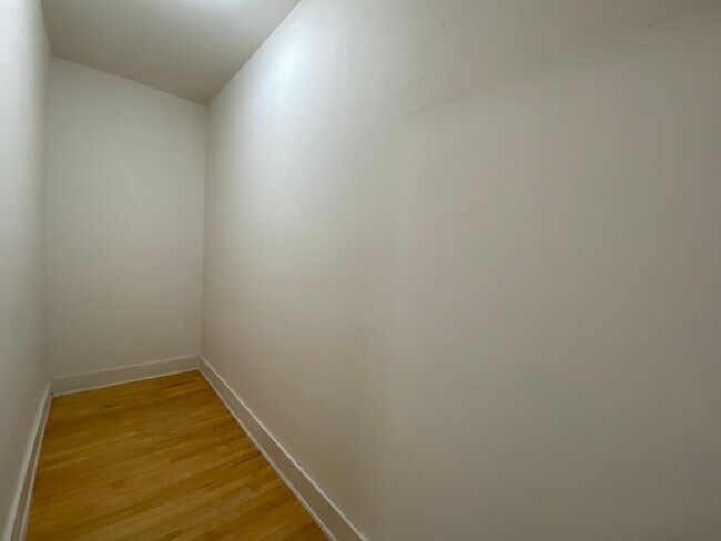 Building Photo - 2533 N Lake Dr