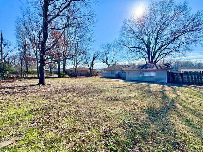 Building Photo - 954 E Holmes Rd