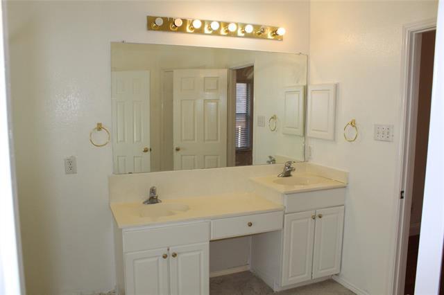 Building Photo - 3325 Bluegrass Dr