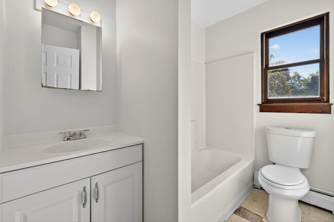 Building Photo - 33 Guilford St