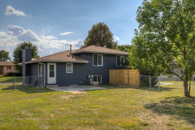 Building Photo - Convenient location! Side Split in Western Omaha.