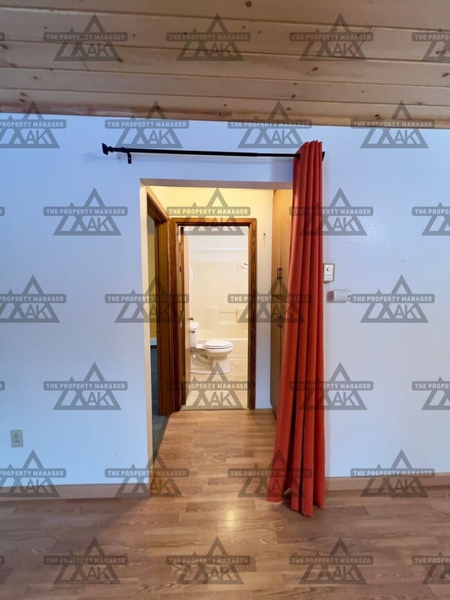 Building Photo - Spacious 3BR, 2.5BA Home off Chena Hot Springs Rd Dog Friendly