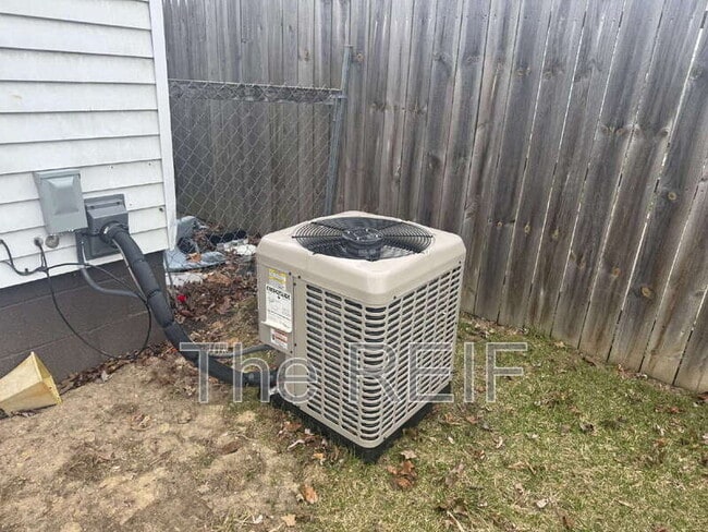 Building Photo - 3324 Greenfield Rd