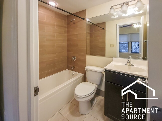 Building Photo - 1829 W Leland Ave