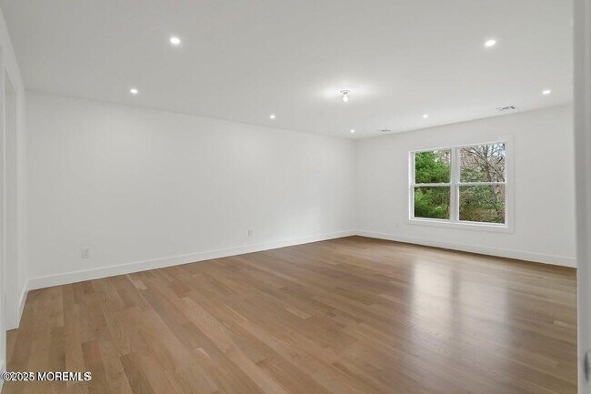 Building Photo - 527 Woodview Rd