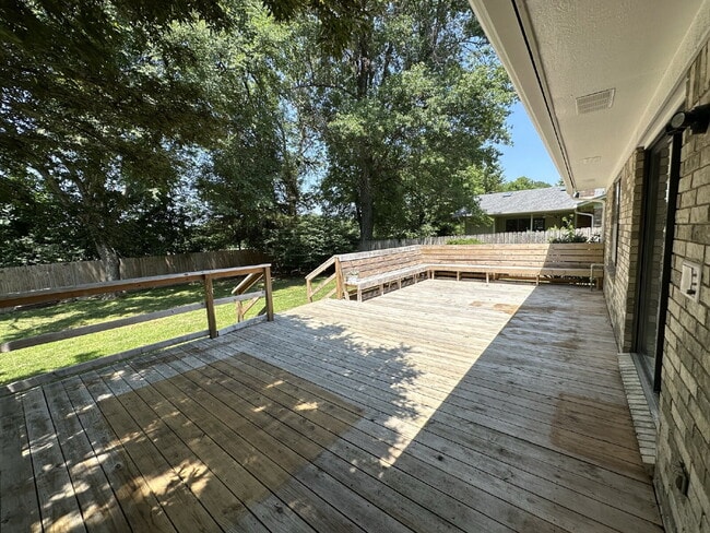 Building Photo - 2147 Loren Cir