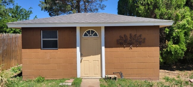 Building Photo - LARGE 3 BEDROOM HOME IN NORTHEAST CLOVIS