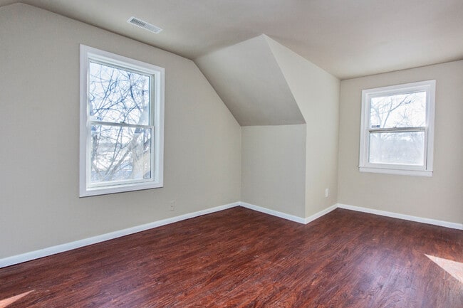 Building Photo - Large 3 Bedroom, 2 Bathroom - Pyramid Properties