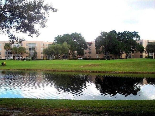 Building Photo - 9431 Live Oak Pl